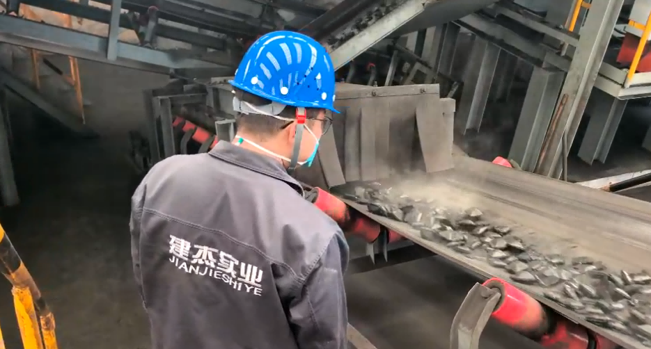 鋼廠(chǎng)污泥壓球新上產(chǎn)線(xiàn)頻出問(wèn)題？看建杰粘合劑現(xiàn)場(chǎng)指導(dǎo)專(zhuān)業(yè)破局